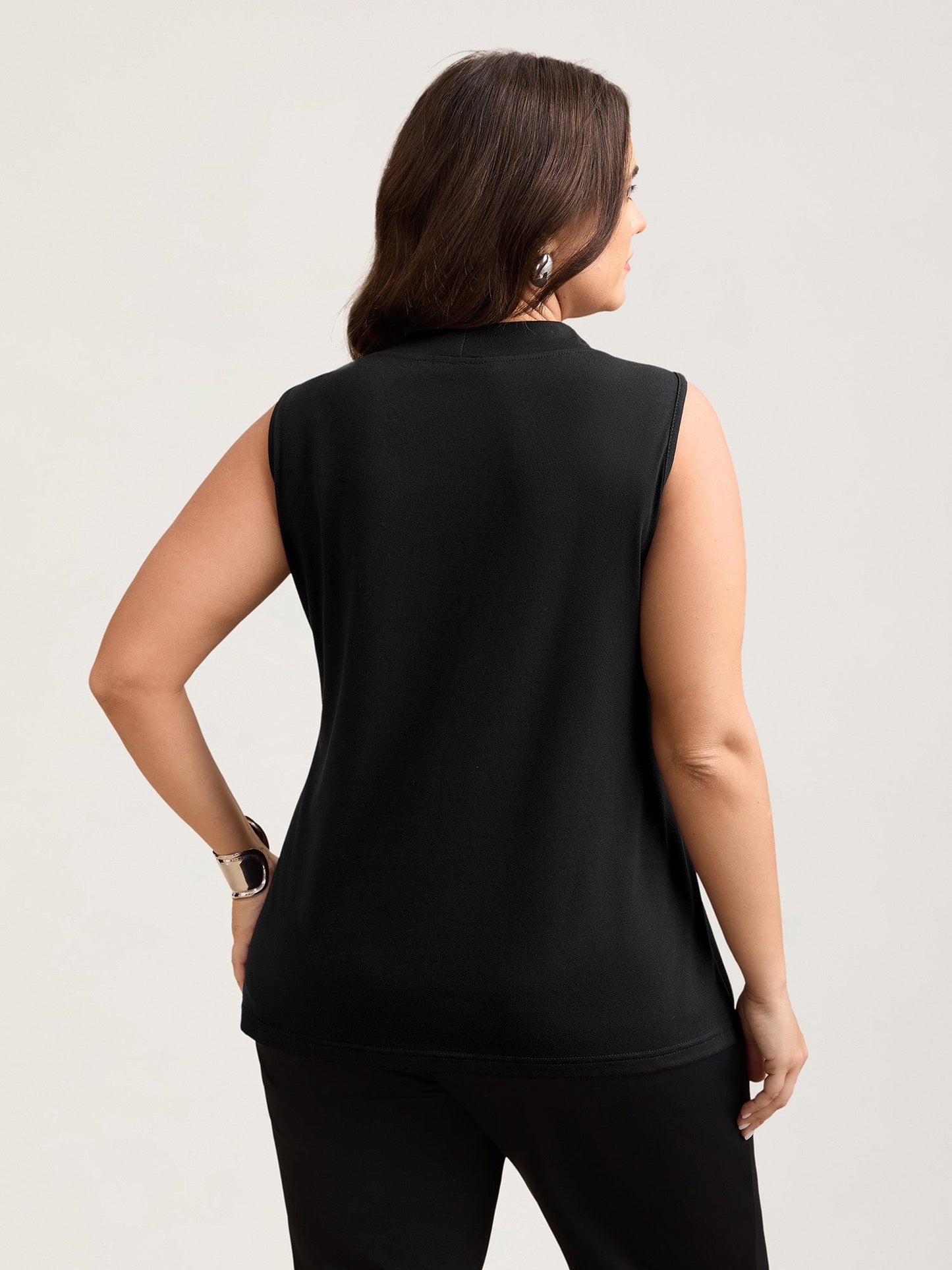 Knotted Neckline Fitted Sleeveless Blouse