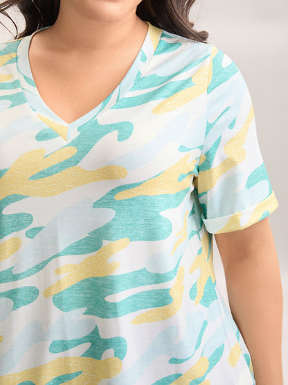 Camouflage Print V-Neck Curvy T-Shirt